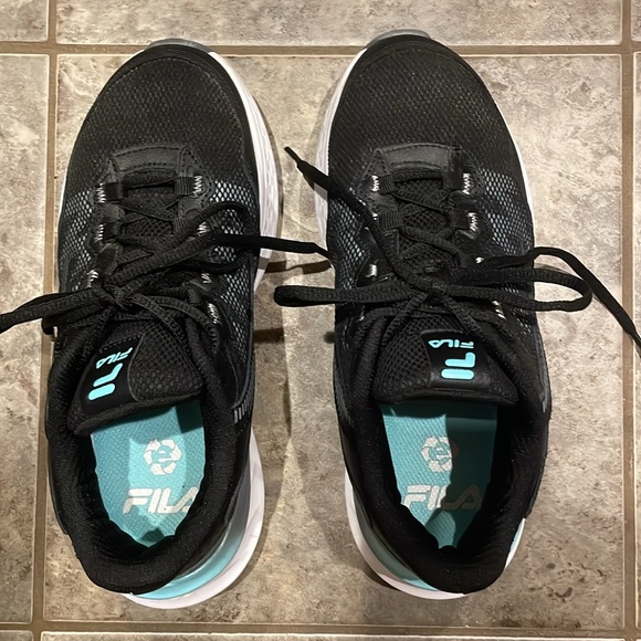 Like new! Womens FILA black aqua running shoes Sz 7 Great condition, w/ Box - Picture 4 of 11